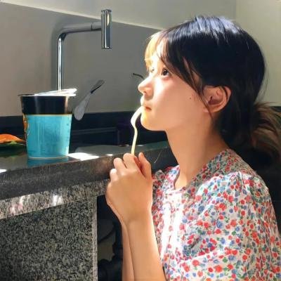 黑暗中的两个人